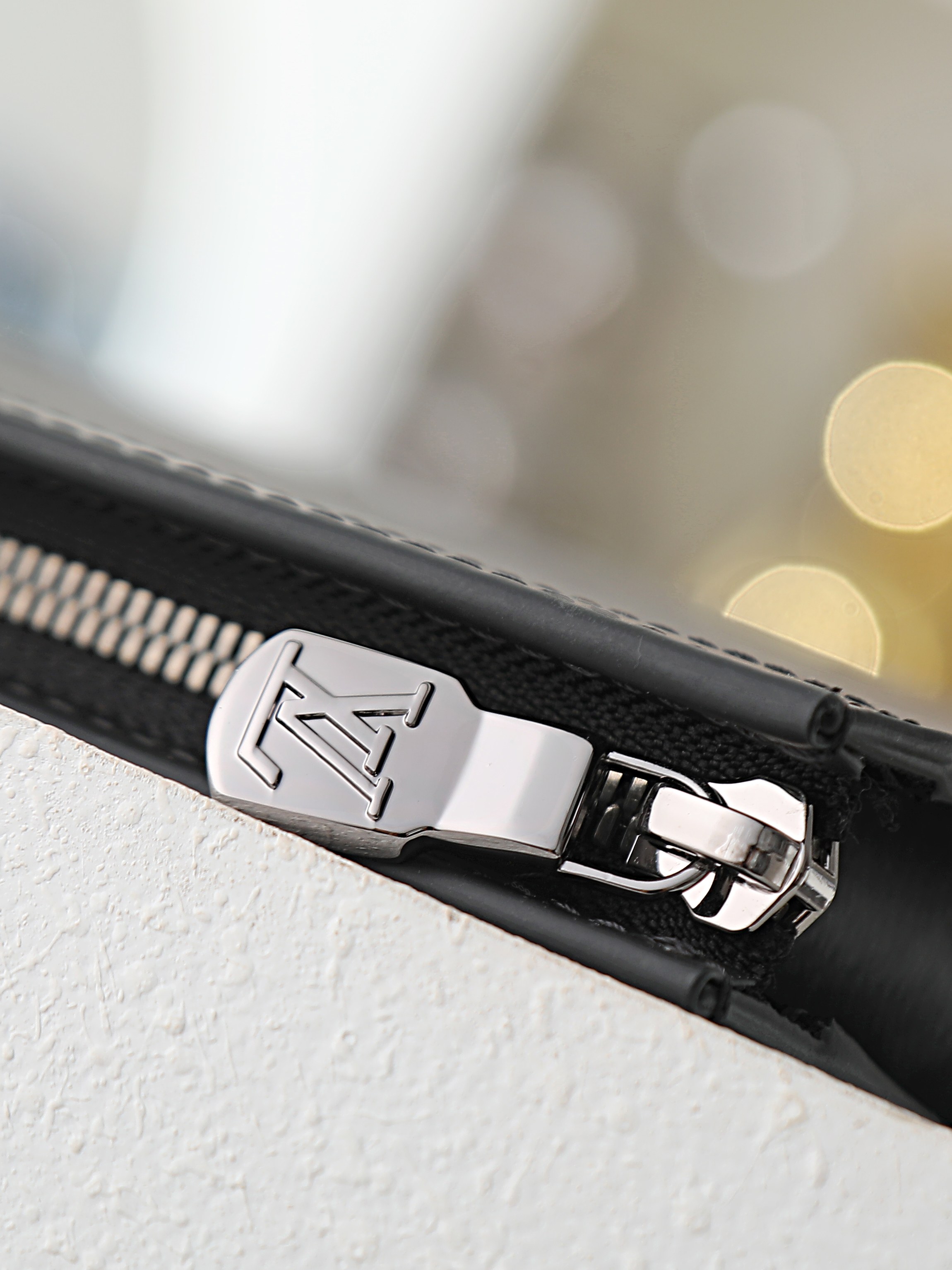 【顶级品质】M69535 灰花Pochette Voyage中号手拿包以Monogram Eclipse