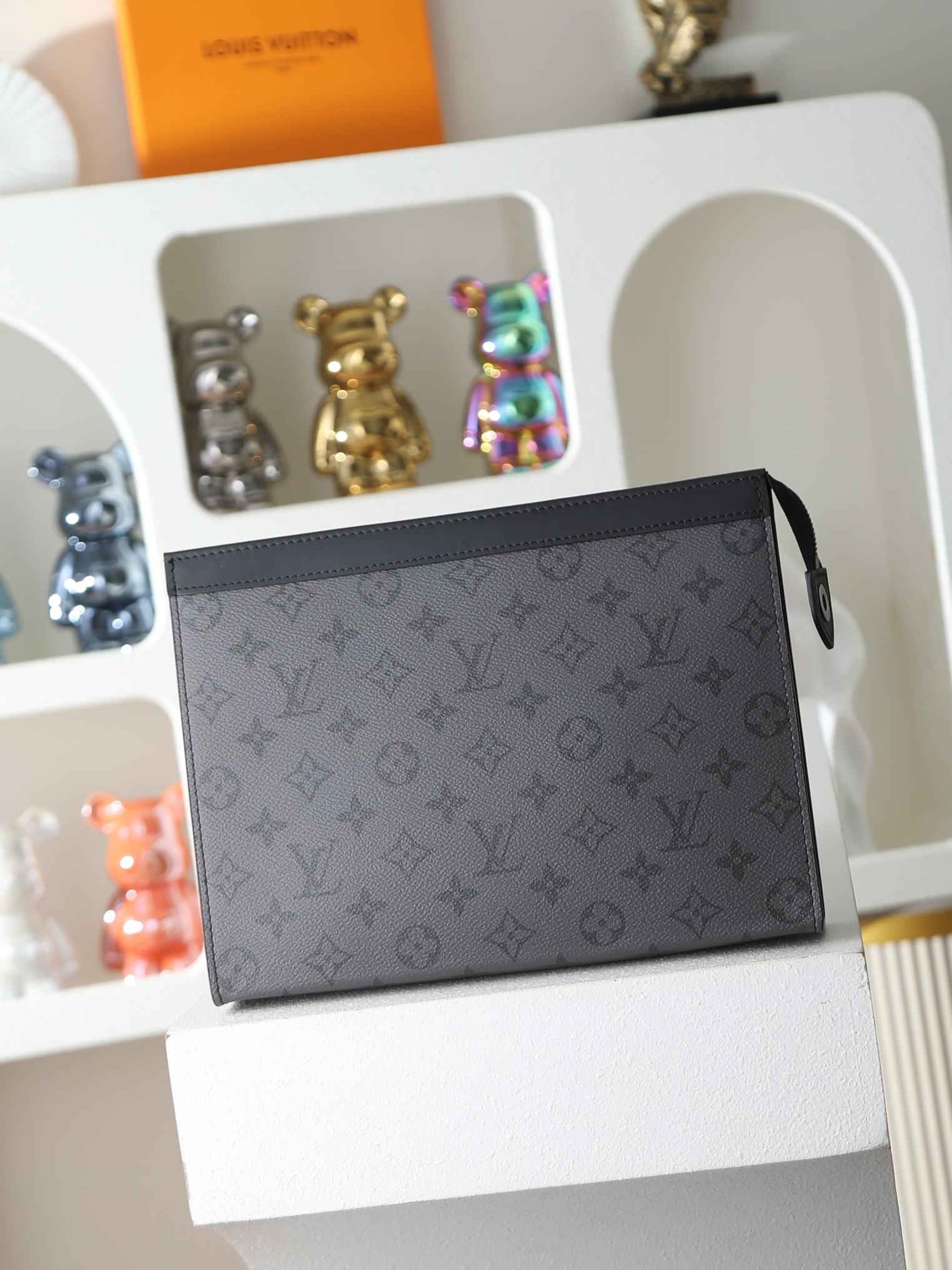 【顶级品质】M69535 灰花Pochette Voyage中号手拿包以Monogram Eclipse