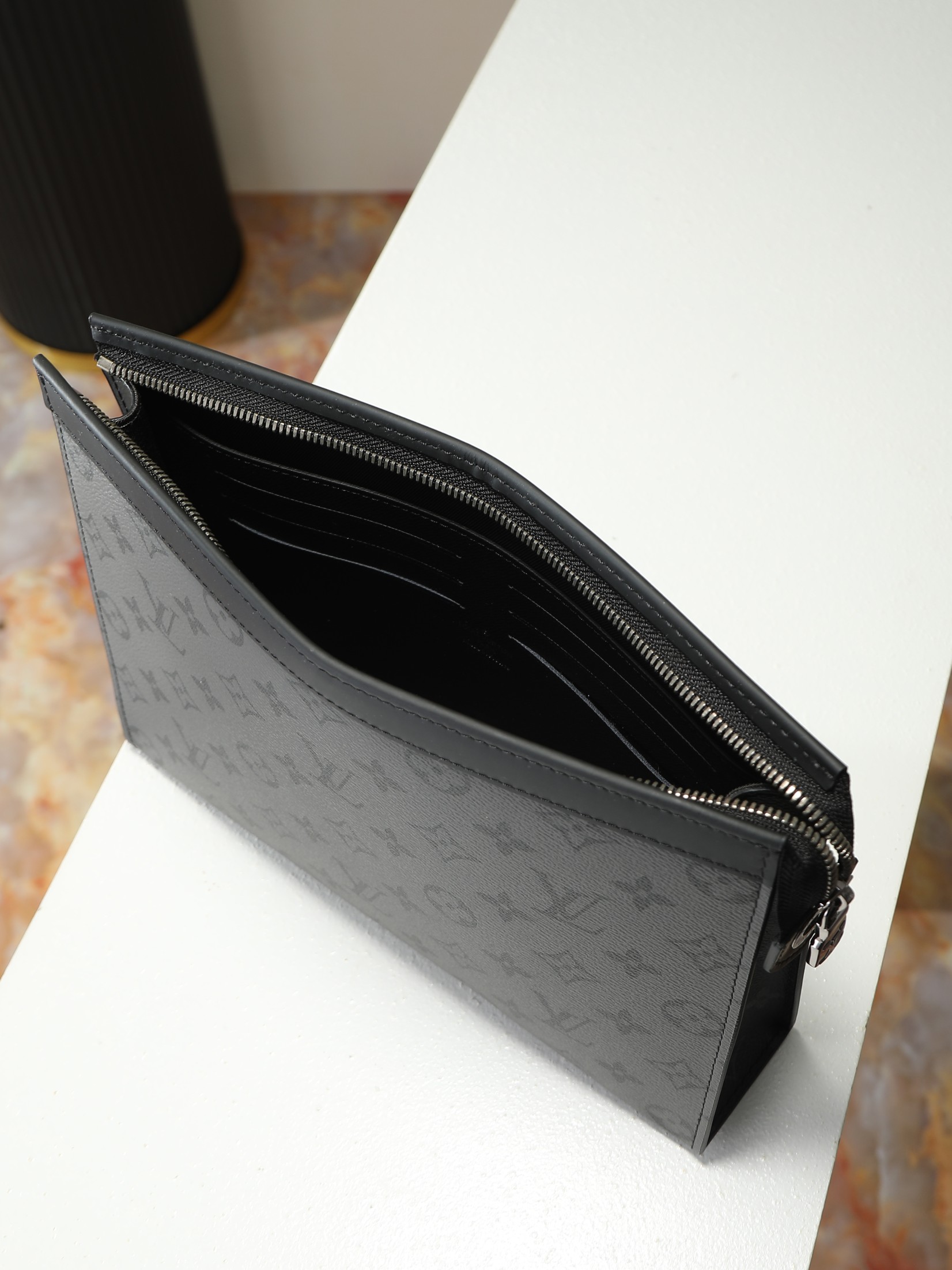 【顶级品质】M69535 灰花Pochette Voyage中号手拿包以Monogram Eclipse