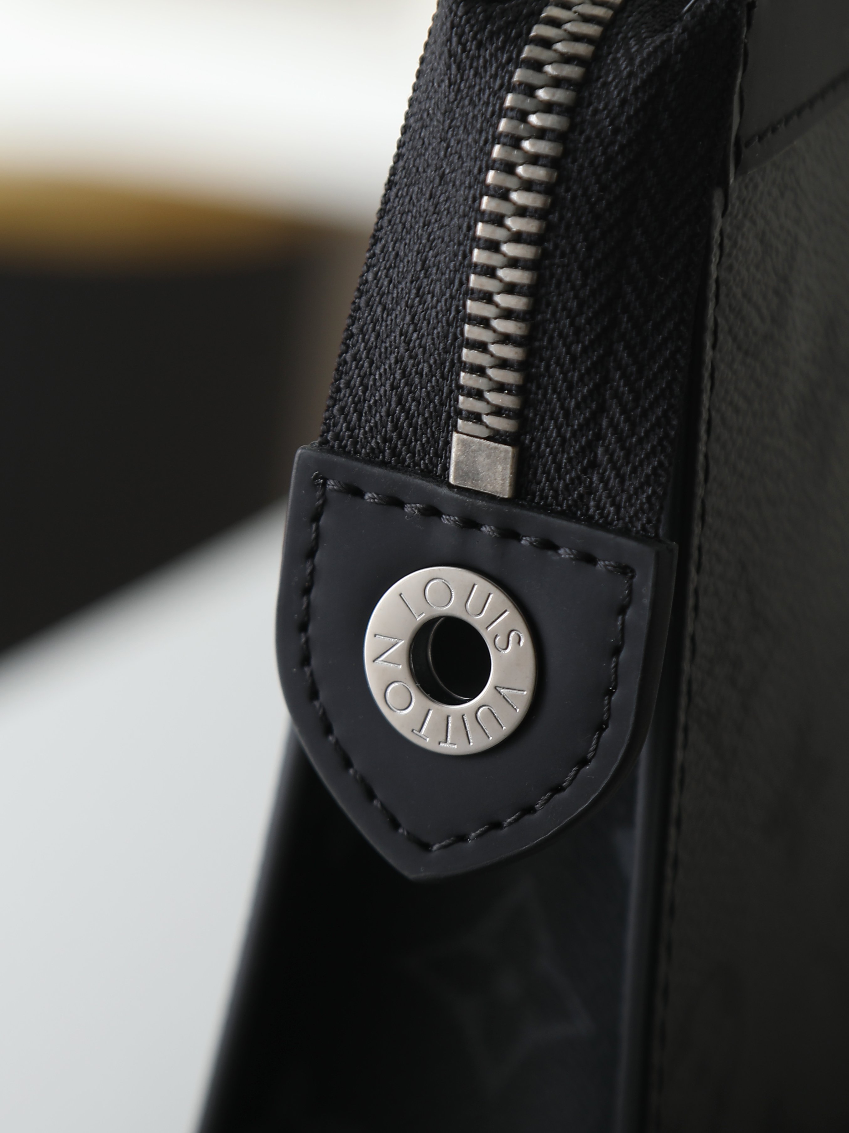 【顶级品质】M69535 灰花Pochette Voyage中号手拿包以Monogram Eclipse