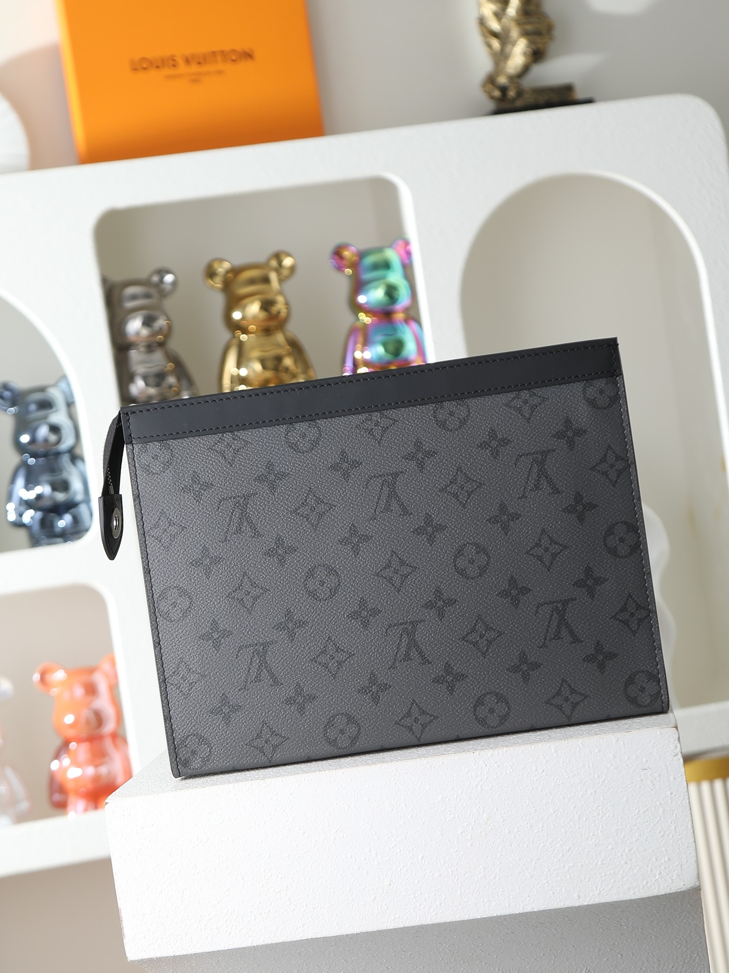 【顶级品质】M69535 灰花Pochette Voyage中号手拿包以Monogram Eclipse
