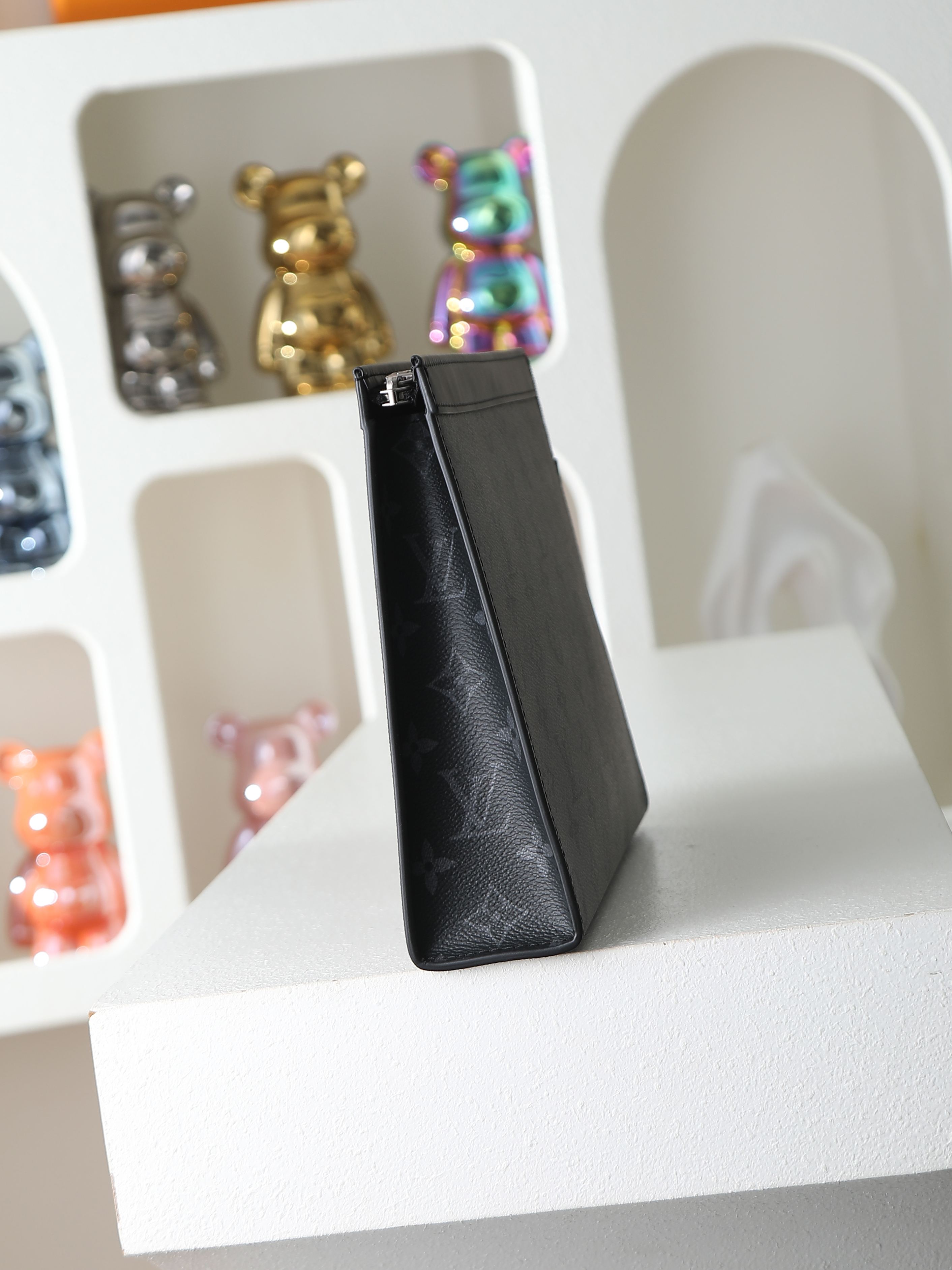 【顶级品质】M69535 灰花Pochette Voyage中号手拿包以Monogram Eclipse
