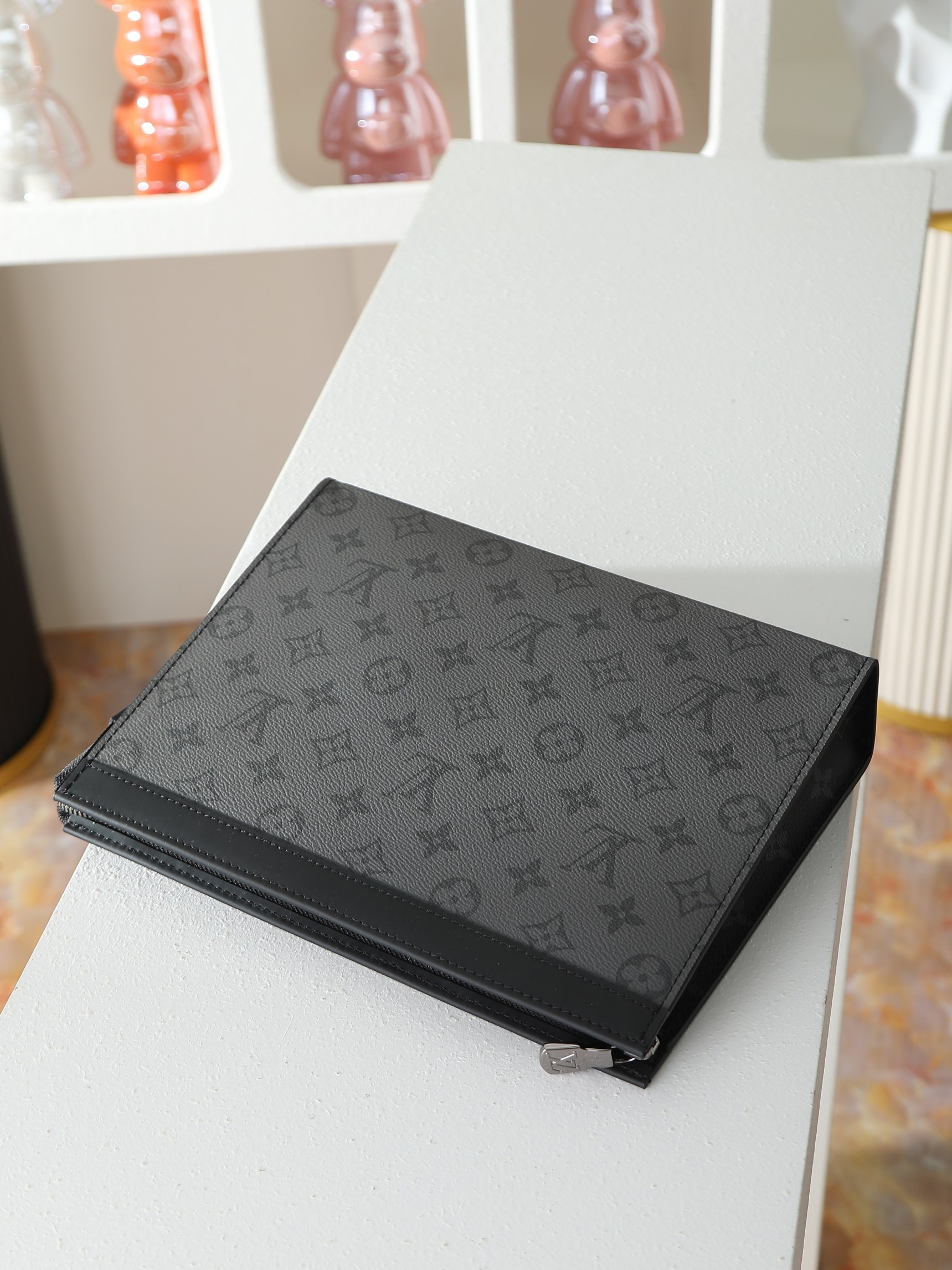 【顶级品质】M69535 灰花Pochette Voyage中号手拿包以Monogram Eclipse