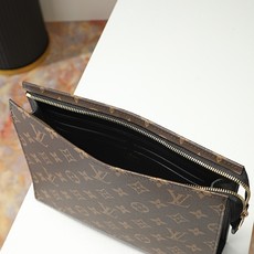 【顶级品质】M46037 老花配黑POCHE TOILETTE NM提供了一个时尚的方式来携带你的个人物 【顶级品质】M46037 老花配黑POCHE TOILETTE NM提供了一个时尚的方式来携带你的个人物