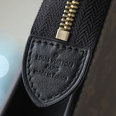 【顶级品质】M46037 老花配黑POCHE TOILETTE NM提供了一个时尚的方式来携带你的个人物 【顶级品质】M46037 老花配黑POCHE TOILETTE NM提供了一个时尚的方式来携带你的个人物