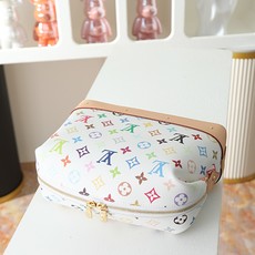 【顶级品质】M13743 白彩本款大号化妆包渲染路易威登x村上隆跨界合作系列的彩虹色调,以缤纷Monog 【顶级品质】M13743 白彩本款大号化妆包渲染路易威登x村上隆跨界合作系列的彩虹色调,以缤纷Monog