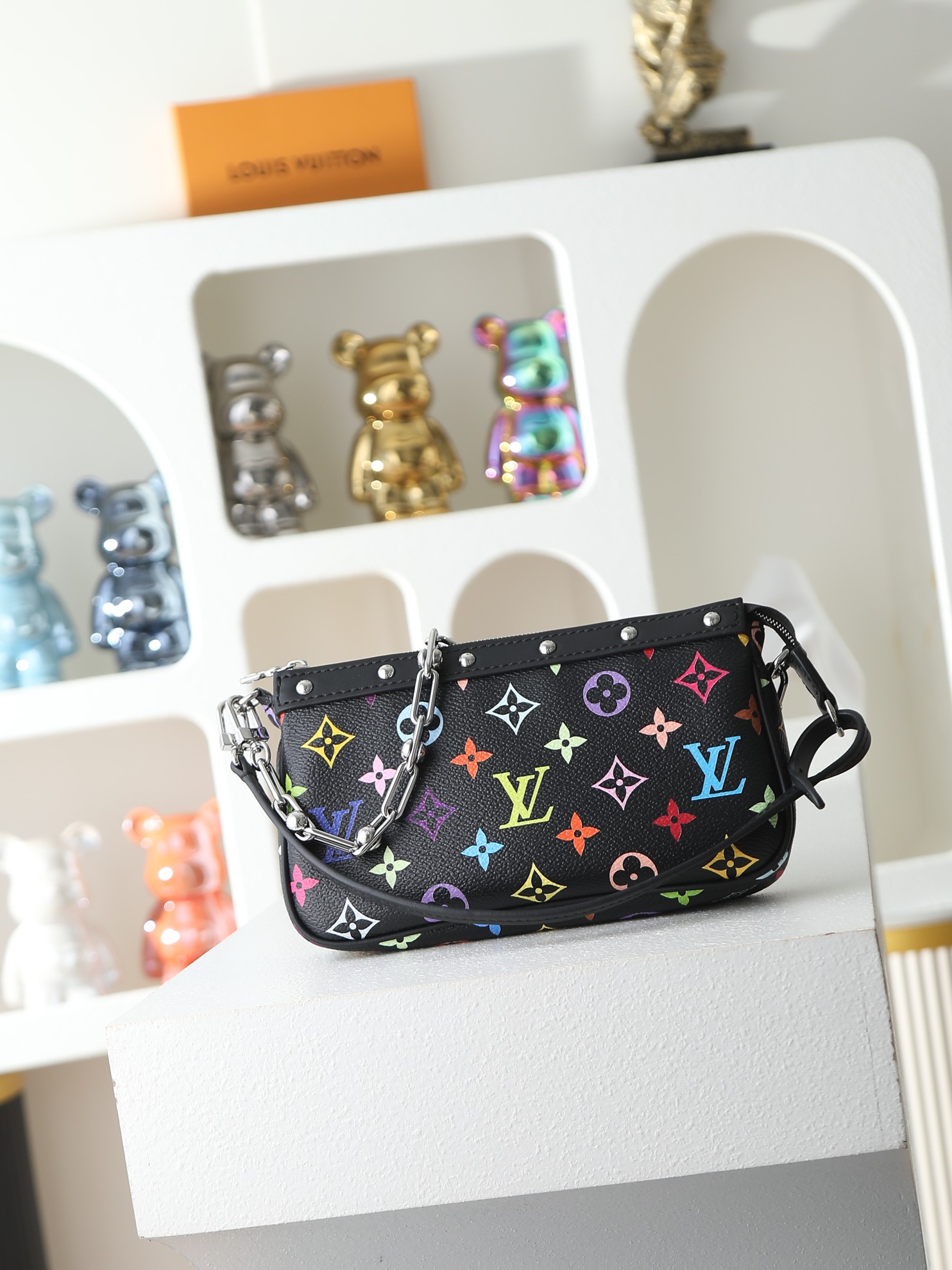 【顶级品质】M13663 黑彩本款 Pochette Accessoires 手袋取材涂层帆布，以缤纷 