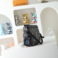 【顶级品质】M13663 黑彩本款 Pochette Accessoires 手袋取材涂层帆布,以缤纷 【顶级品质】M13663 黑彩本款 Pochette Accessoires 手袋取材涂层帆布,以缤纷