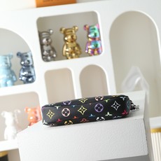 【顶级品质】M13663 黑彩本款 Pochette Accessoires 手袋取材涂层帆布,以缤纷 【顶级品质】M13663 黑彩本款 Pochette Accessoires 手袋取材涂层帆布,以缤纷
