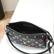 【顶级品质】M13663 黑彩本款 Pochette Accessoires 手袋取材涂层帆布,以缤纷 【顶级品质】M13663 黑彩本款 Pochette Accessoires 手袋取材涂层帆布,以缤纷