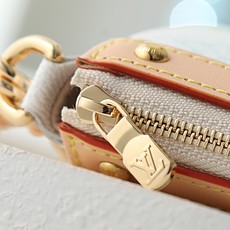 【顶级品质】M13404 白彩本款 Pochette Accessoires 手袋取材涂层帆布,以缤纷 【顶级品质】M13404 白彩本款 Pochette Accessoires 手袋取材涂层帆布,以缤纷