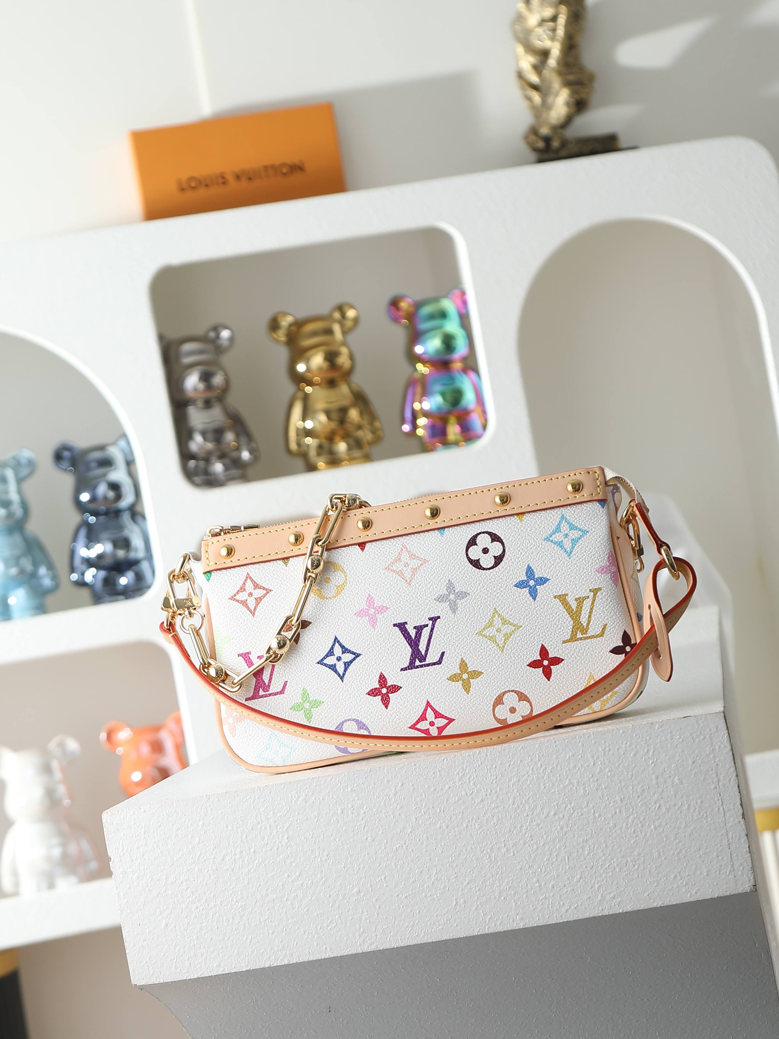 【顶级品质】M13404 白彩本款 Pochette Accessoires 手袋取材涂层帆布，以缤纷 