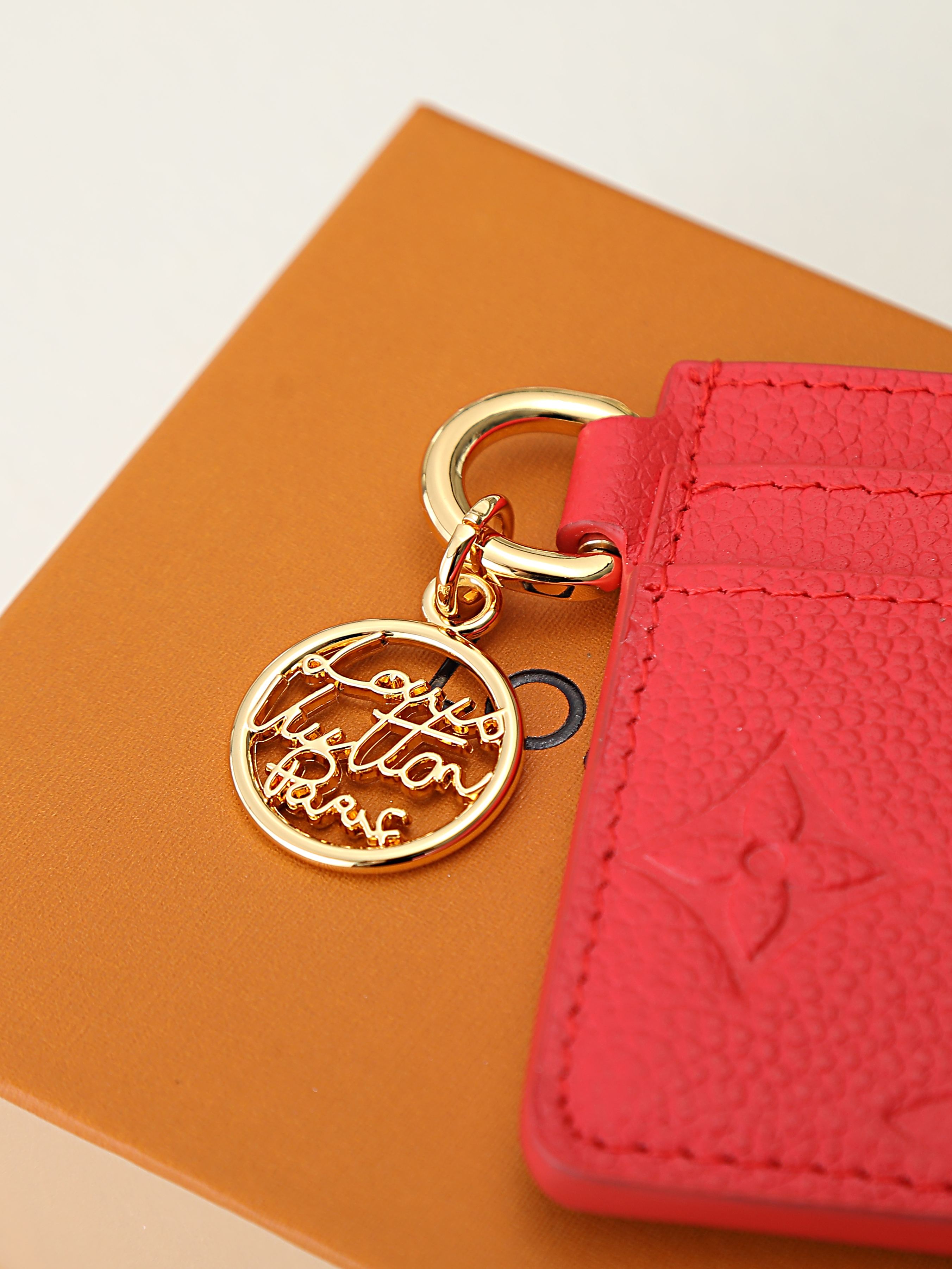 【顶级品质】M28129 大红本款LVCharms卡夹出自Rainbow系列，令Monogram Emp
