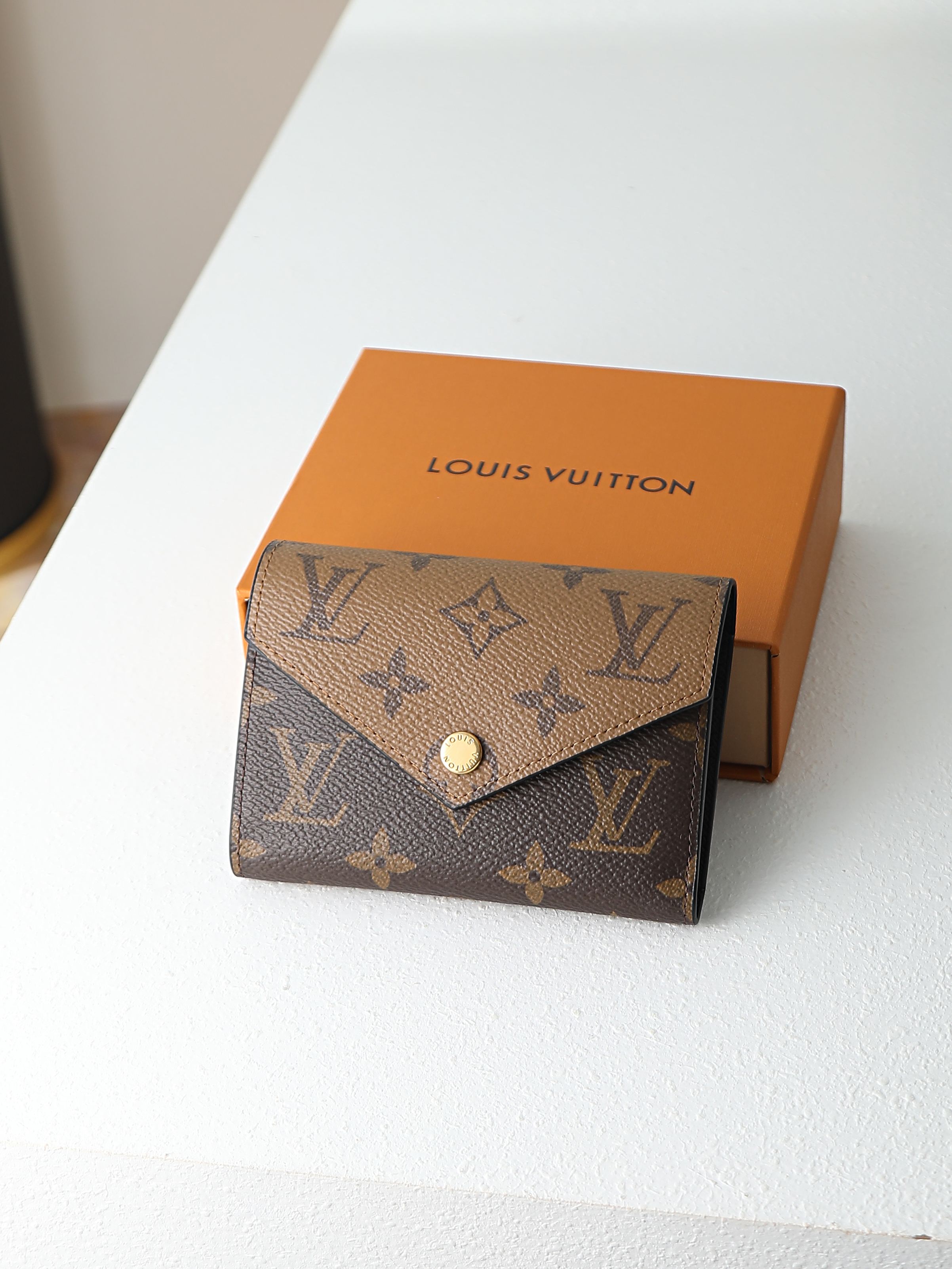 【顶级品质】M81557 拼色本款Victorine钱夹拼合Monogram和Monogram Reve
