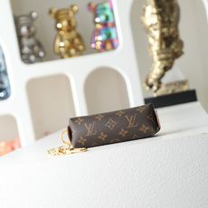 【顶级品质】M25694 老花Llipstick化妆包以迷你版本解构品牌化妆包的经典构型,打造单只唇膏的 【顶级品质】M25694 老花Llipstick化妆包以迷你版本解构品牌化妆包的经典构型,打造单只唇膏的