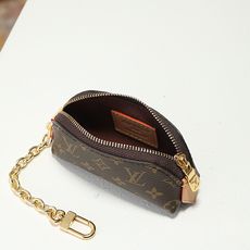 【顶级品质】M25694 老花Llipstick化妆包以迷你版本解构品牌化妆包的经典构型,打造单只唇膏的 【顶级品质】M25694 老花Llipstick化妆包以迷你版本解构品牌化妆包的经典构型,打造单只唇膏的