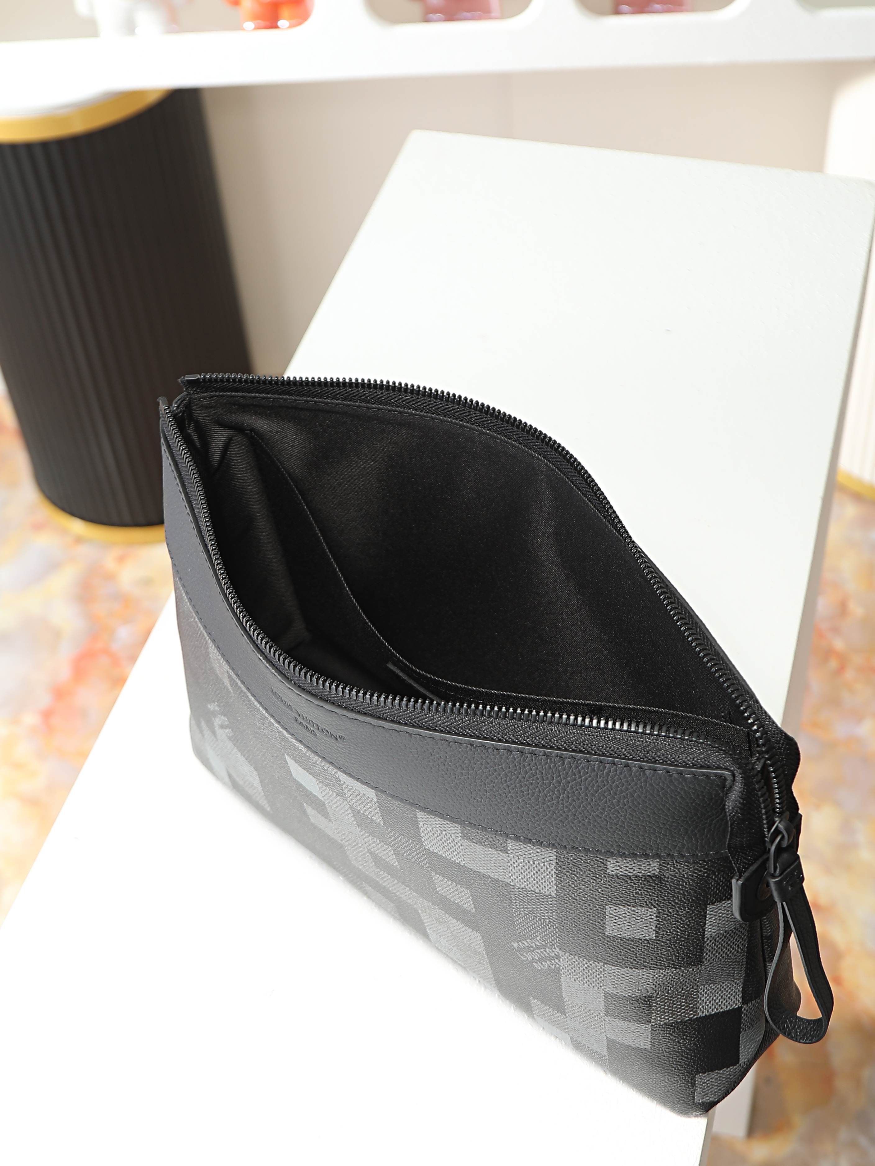 【顶级品质】M14926 马赛克本款Pochette Voyage Souple手拿包以Damoflag