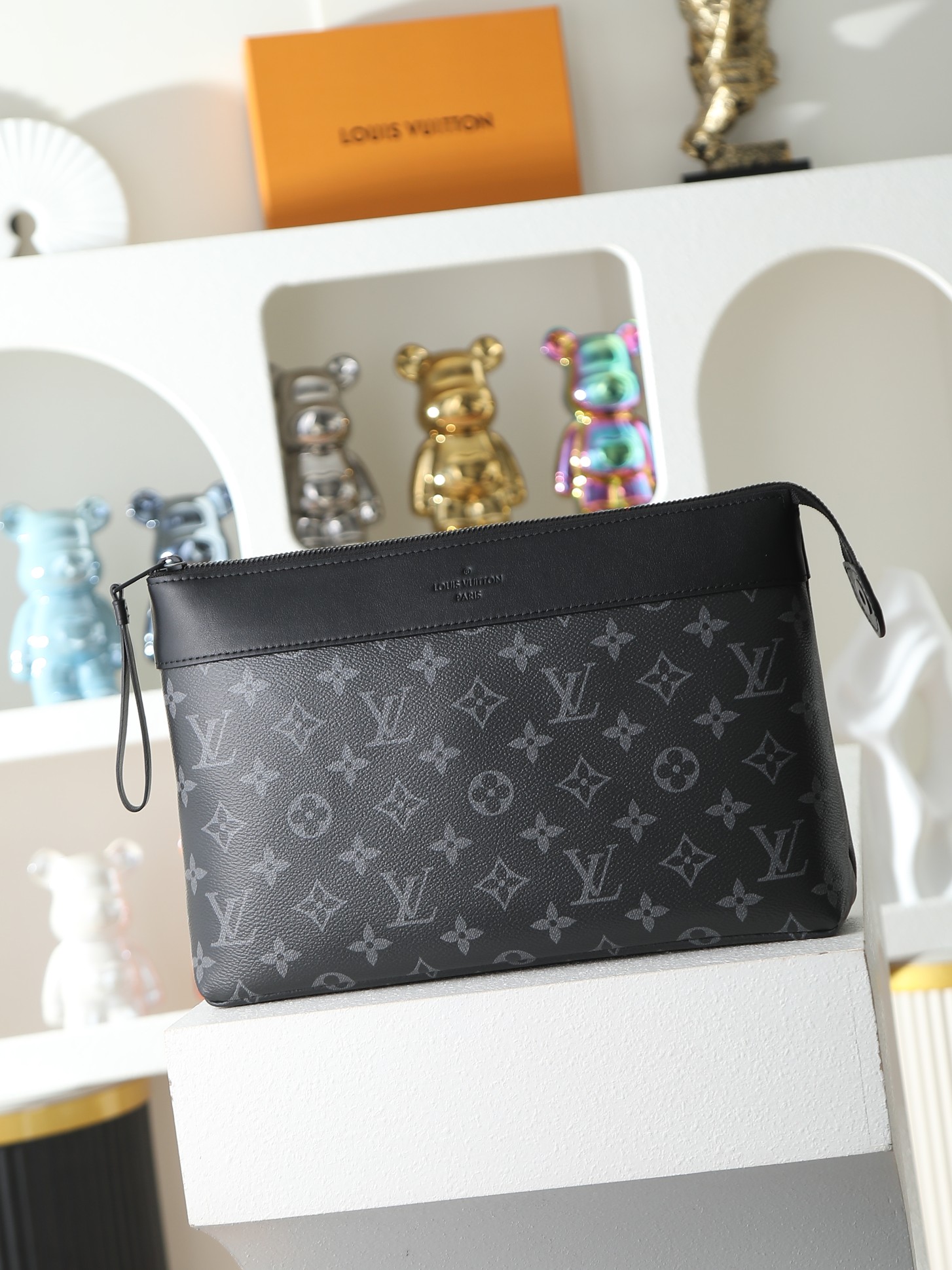 【顶级品质】M82543Pochette Voyage Souple手拿包取材柔软Monogram Ec