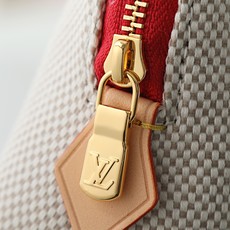 【顶级品质】M29529 红本款 Pochette Cosmétique 小号化妆包结合棉布和缤纷牛皮革 【顶级品质】M29529 红本款 Pochette Cosmétique 小号化妆包结合棉布和缤纷牛皮革
