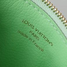 【顶级品质】M27668 草绿Rainbow系列Romy卡夹为路易威登标志性的Monogram Empr 【顶级品质】M27668 草绿Rainbow系列Romy卡夹为路易威登标志性的Monogram Empr