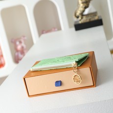 【顶级品质】M27668 草绿Rainbow系列Romy卡夹为路易威登标志性的Monogram Empr 【顶级品质】M27668 草绿Rainbow系列Romy卡夹为路易威登标志性的Monogram Empr