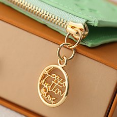 【顶级品质】M27668 草绿Rainbow系列Romy卡夹为路易威登标志性的Monogram Empr 【顶级品质】M27668 草绿Rainbow系列Romy卡夹为路易威登标志性的Monogram Empr