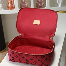 【顶级品质】M25789 酒红本款Packing Cube中号收纳包为Monogram锦纶包身搭配环绕式 【顶级品质】M25789 酒红本款Packing Cube中号收纳包为Monogram锦纶包身搭配环绕式