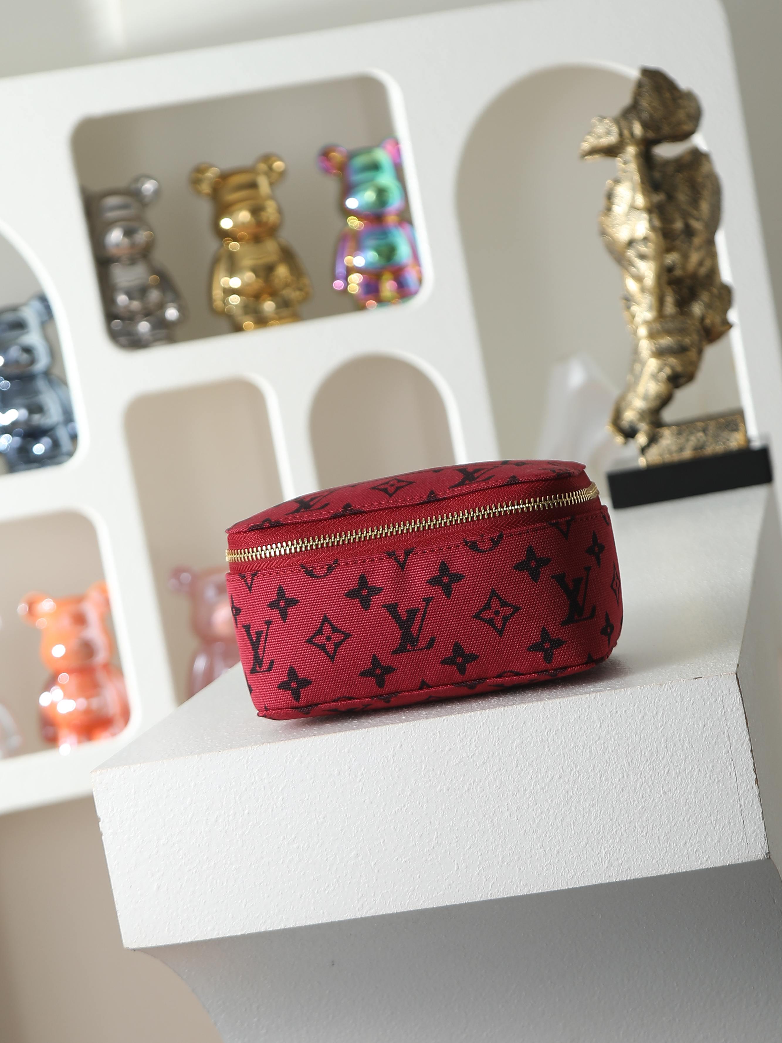 【顶级品质】M25788 酒红本款PackingCube小号收纳包为Monogram锦纶勾勒皮革饰边，以