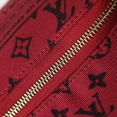 【顶级品质】M25788 酒红本款PackingCube小号收纳包为Monogram锦纶勾勒皮革饰边,以 【顶级品质】M25788 酒红本款PackingCube小号收纳包为Monogram锦纶勾勒皮革饰边,以