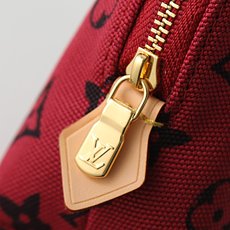 【顶级品质】M25757 酒红本款Pochete Cosmetique小号化妆包讲述路易威登与Grace 【顶级品质】M25757 酒红本款Pochete Cosmetique小号化妆包讲述路易威登与Grace
