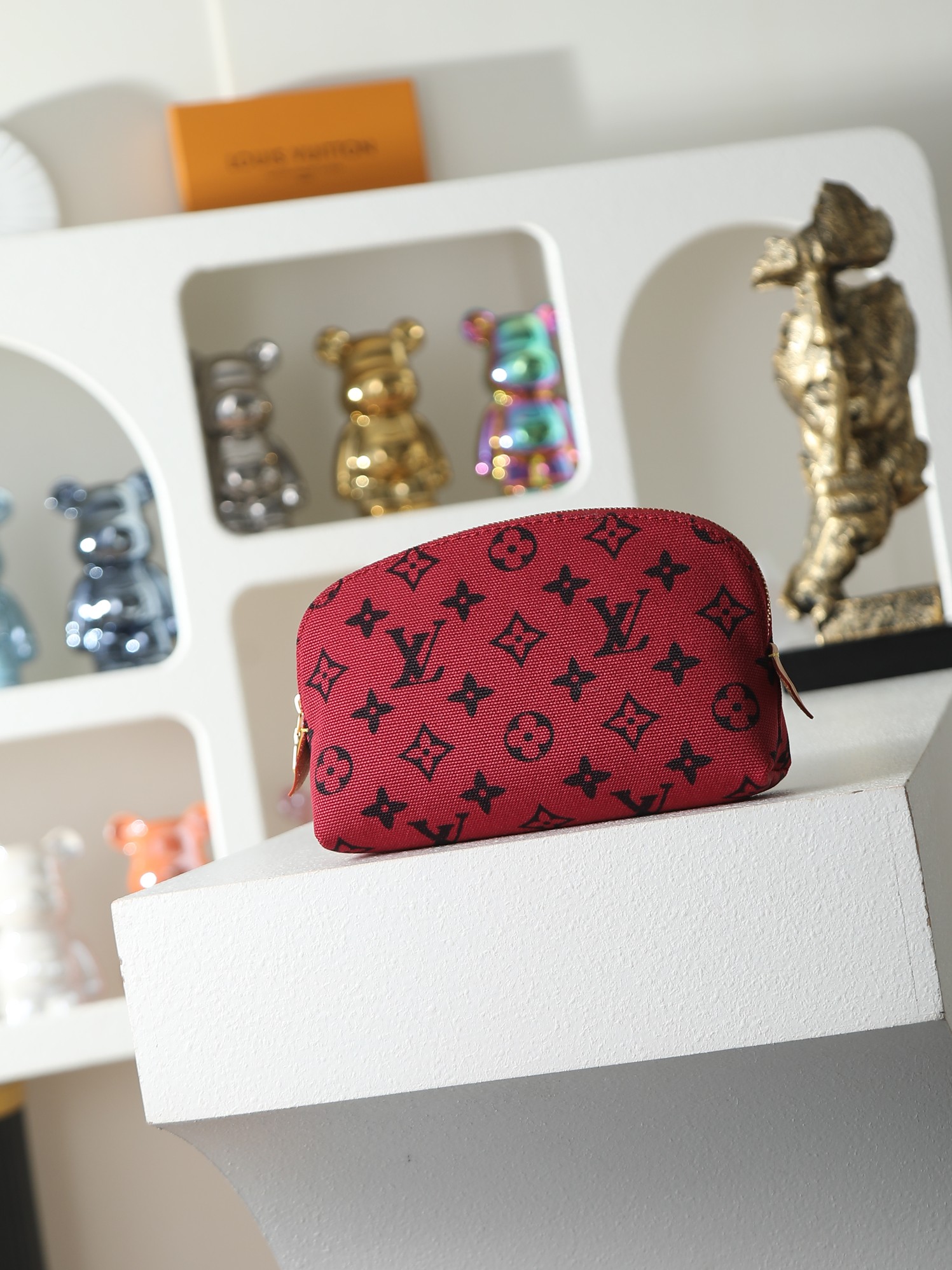 【顶级品质】M25757 酒红本款Pochete Cosmetique小号化妆包讲述路易威登与Grace