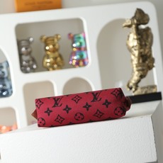 【顶级品质】M25757 酒红本款Pochete Cosmetique小号化妆包讲述路易威登与Grace 【顶级品质】M25757 酒红本款Pochete Cosmetique小号化妆包讲述路易威登与Grace