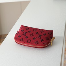 【顶级品质】M25757 酒红本款Pochete Cosmetique小号化妆包讲述路易威登与Grace 【顶级品质】M25757 酒红本款Pochete Cosmetique小号化妆包讲述路易威登与Grace