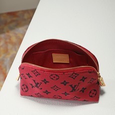 【顶级品质】M25757 酒红本款Pochete Cosmetique小号化妆包讲述路易威登与Grace 【顶级品质】M25757 酒红本款Pochete Cosmetique小号化妆包讲述路易威登与Grace