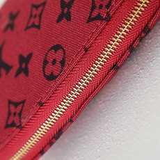 【顶级品质】M25757 酒红本款Pochete Cosmetique小号化妆包讲述路易威登与Grace 【顶级品质】M25757 酒红本款Pochete Cosmetique小号化妆包讲述路易威登与Grace
