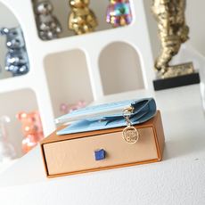 【顶级品质】M27488 蓝本款Lisa钱夹出自Rainbow系列,为Monogram Empreint 【顶级品质】M27488 蓝本款Lisa钱夹出自Rainbow系列,为Monogram Empreint