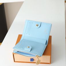 【顶级品质】M27488 蓝本款Lisa钱夹出自Rainbow系列,为Monogram Empreint 【顶级品质】M27488 蓝本款Lisa钱夹出自Rainbow系列,为Monogram Empreint