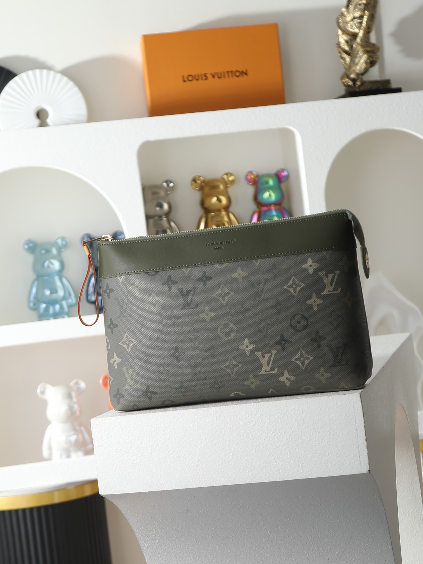 【顶级品质】M26970 军绿本款Pochette VoyageSouple手拿包为Monogram S
