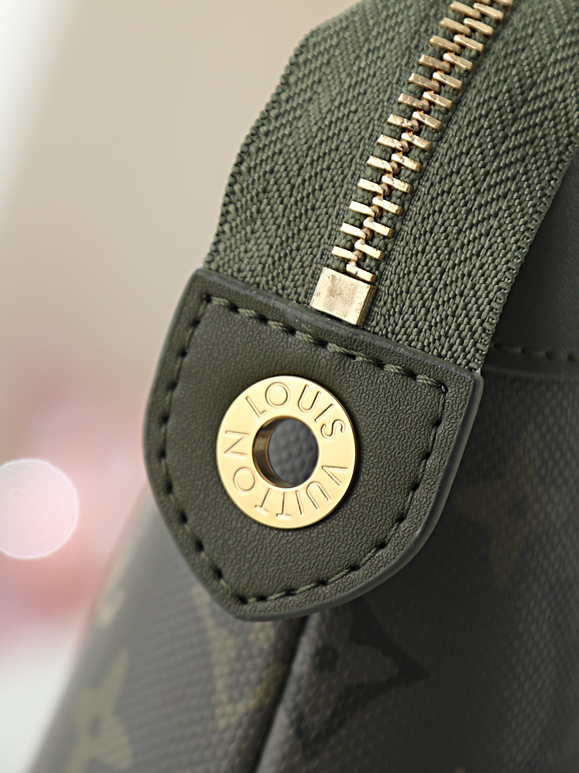 【顶级品质】M26970 军绿本款Pochette VoyageSouple手拿包为Monogram S