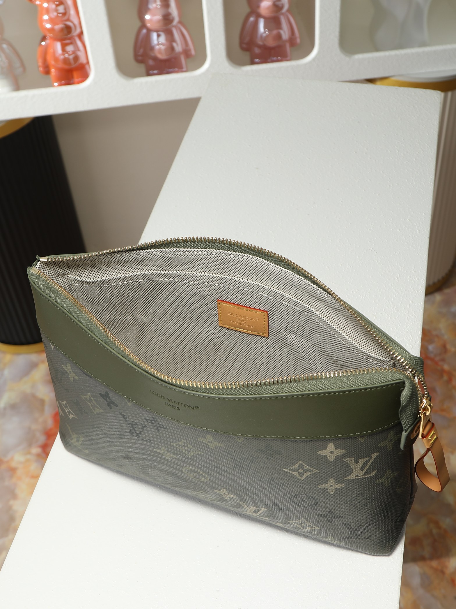 【顶级品质】M26970 军绿本款Pochette VoyageSouple手拿包为Monogram S