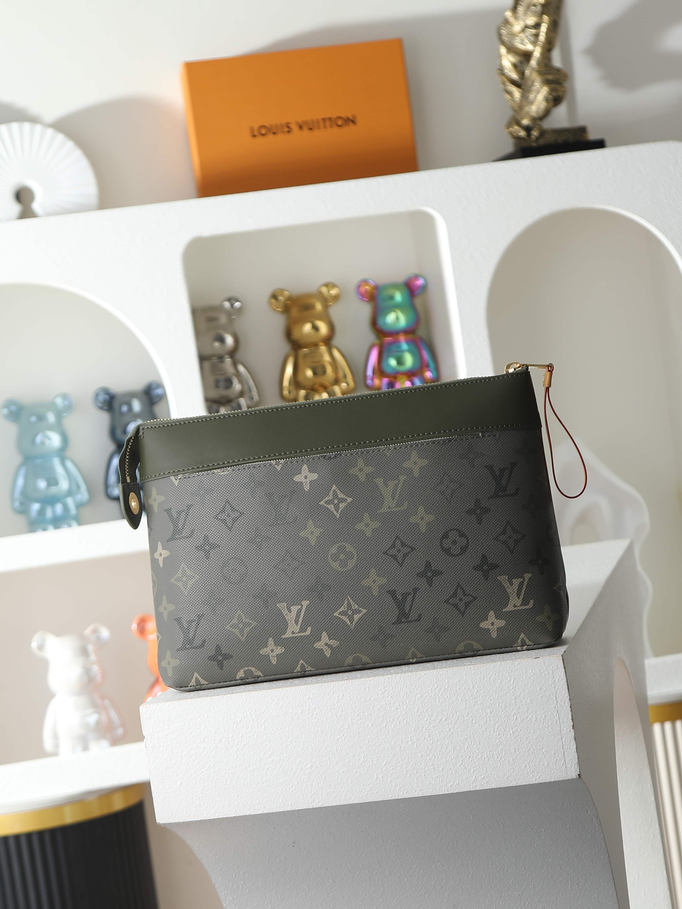 【顶级品质】M26970 军绿本款Pochette VoyageSouple手拿包为Monogram S