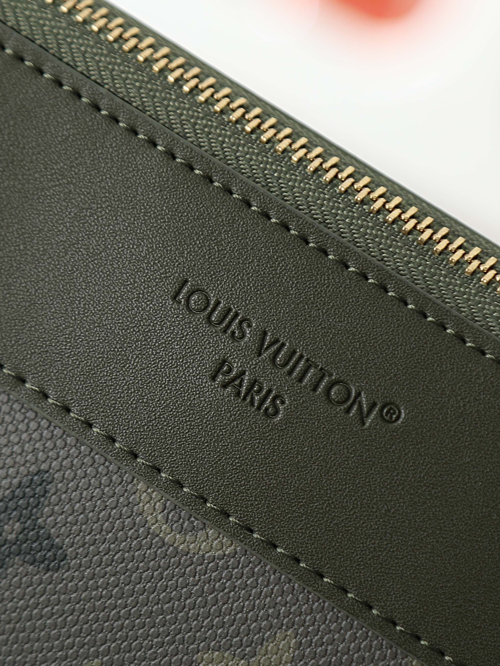【顶级品质】M26970 军绿本款Pochette VoyageSouple手拿包为Monogram S