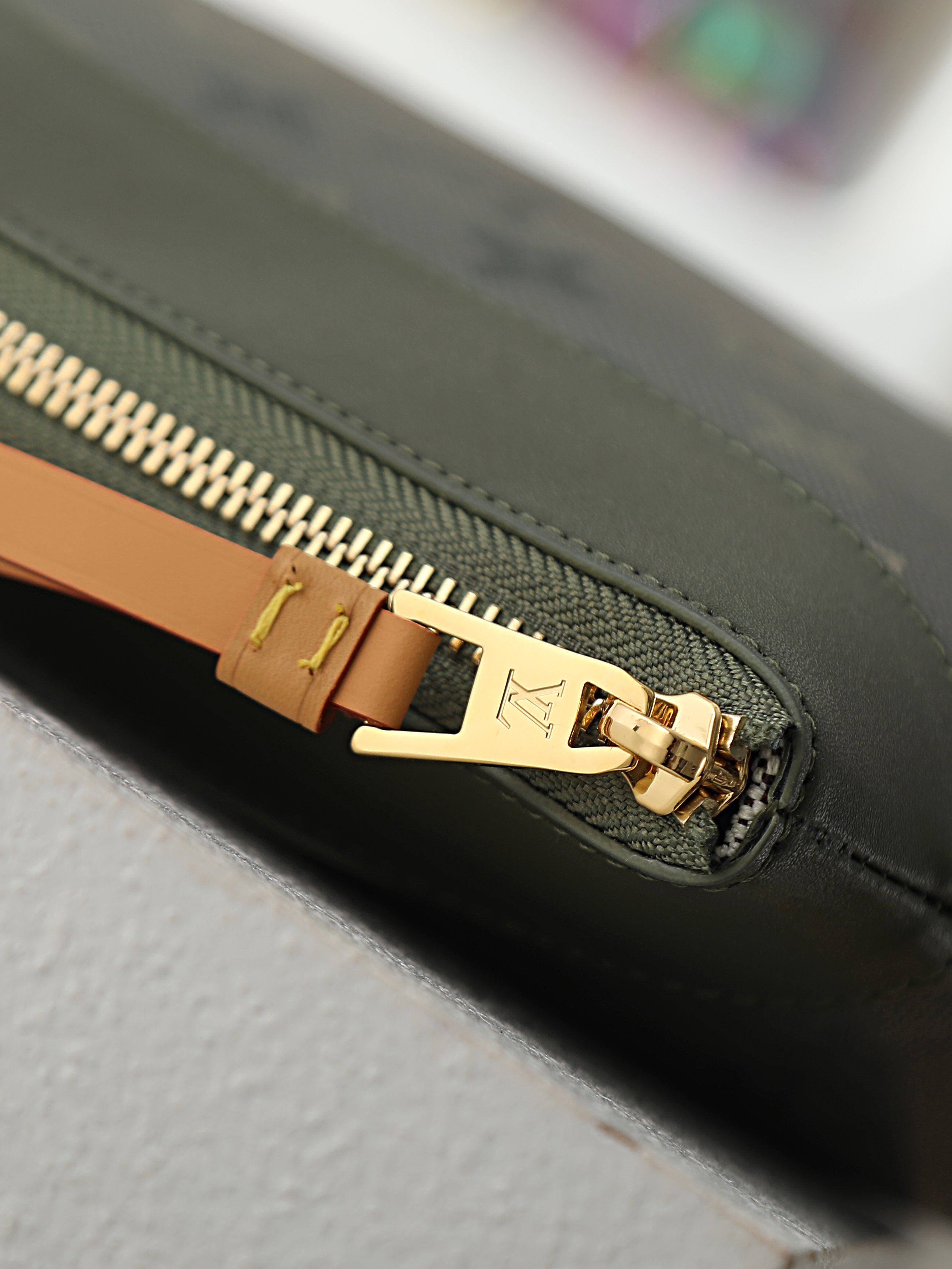 【顶级品质】M26970 军绿本款Pochette VoyageSouple手拿包为Monogram S