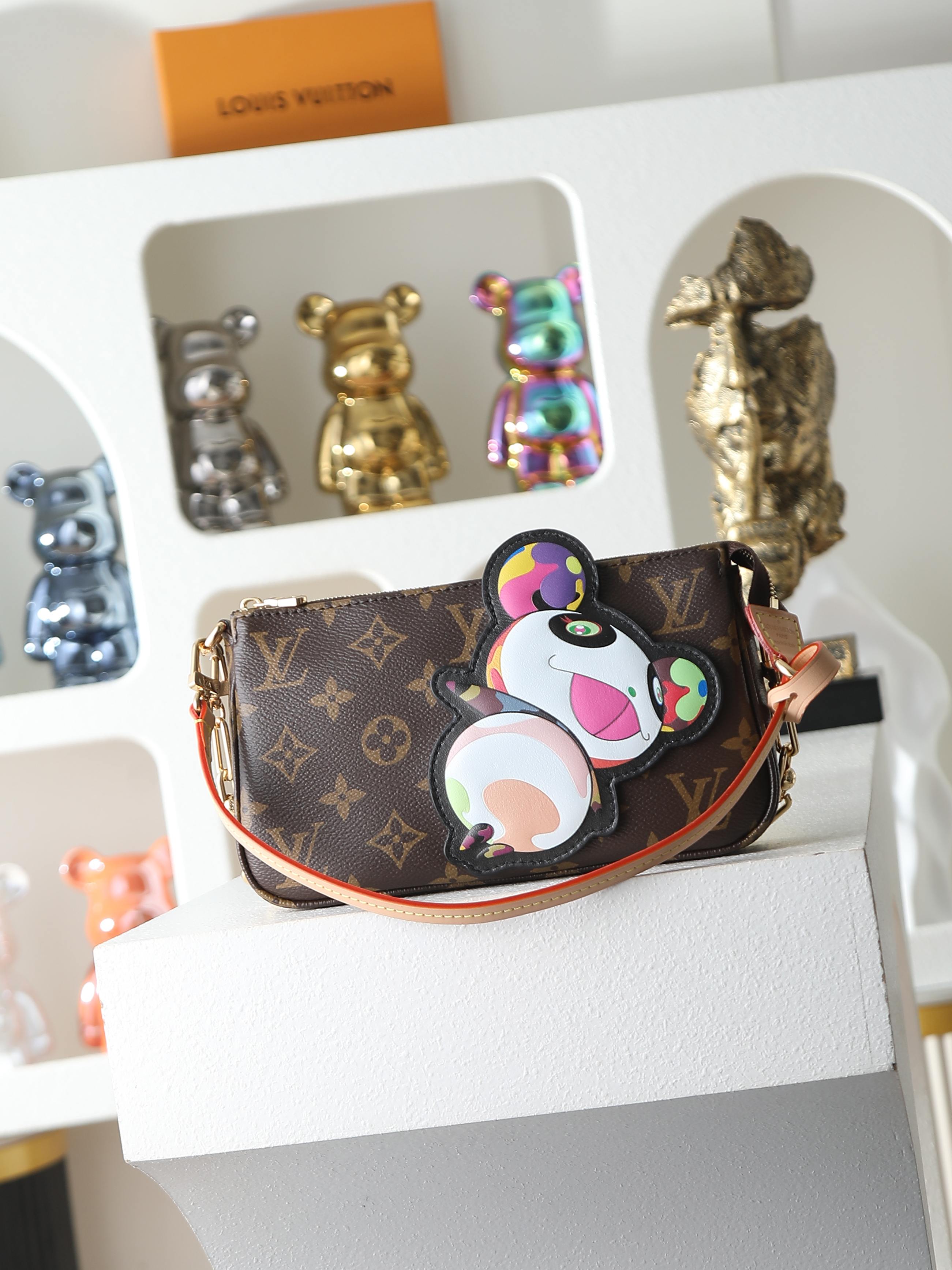 【顶级品质】M13440 公仔本款Pochette Accessoires手袋取材Monogram涂层帆