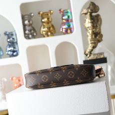 【顶级品质】M13440 公仔本款Pochette Accessoires手袋取材Monogram涂层帆 【顶级品质】M13440 公仔本款Pochette Accessoires手袋取材Monogram涂层帆