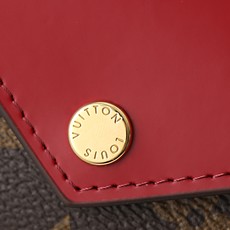 【顶级品质】M62932 紫红精巧的Zoe钱夹:轻松收入小号包袋的尺寸,足以存放硬币、纸钞与信用卡的容量 【顶级品质】M62932 紫红精巧的Zoe钱夹:轻松收入小号包袋的尺寸,足以存放硬币、纸钞与信用卡的容量