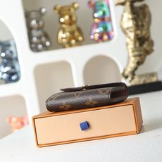 【顶级品质】M62933 粉色精巧的Zoe钱夹:轻松收入小号包袋的尺寸,足以存放硬币、纸钞与信用卡的容量 【顶级品质】M62933 粉色精巧的Zoe钱夹:轻松收入小号包袋的尺寸,足以存放硬币、纸钞与信用卡的容量