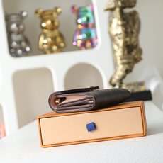【顶级品质】M62933 粉色精巧的Zoe钱夹:轻松收入小号包袋的尺寸,足以存放硬币、纸钞与信用卡的容量 【顶级品质】M62933 粉色精巧的Zoe钱夹:轻松收入小号包袋的尺寸,足以存放硬币、纸钞与信用卡的容量