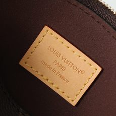 【顶级品质】M25653 這款小型零錢包從Cosmetic系列汲取靈感,特別設計成可放於袋內的配飾,亦可 【顶级品质】M25653 這款小型零錢包從Cosmetic系列汲取靈感,特別設計成可放於袋內的配飾,亦可