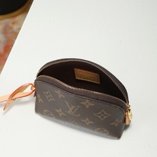 【顶级品质】M25653 這款小型零錢包從Cosmetic系列汲取靈感,特別設計成可放於袋內的配飾,亦可 【顶级品质】M25653 這款小型零錢包從Cosmetic系列汲取靈感,特別設計成可放於袋內的配飾,亦可